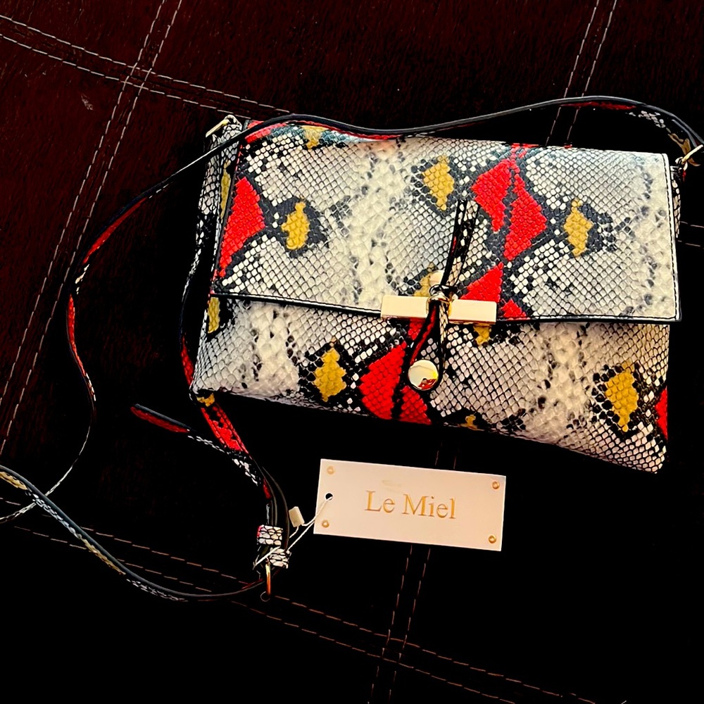 Le miel purse. New with tags